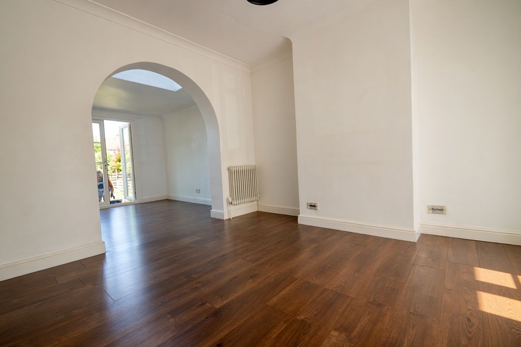 Property photo 2 of 11 O4N2M