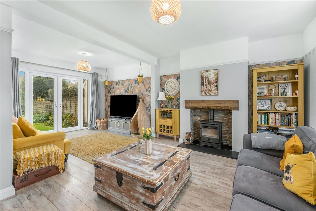 Property photo 2 of 15 18 Chacombe Road, Middleton Cheney-7.Jpg