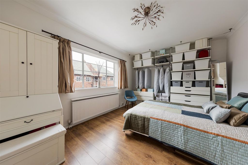 Property photo 3 of 37 Woodford Road, E18