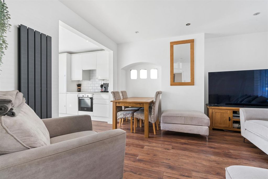 Property photo 3 of 12 46 Winchcombe Road Sm5 1Rb Reception 2.Jpg