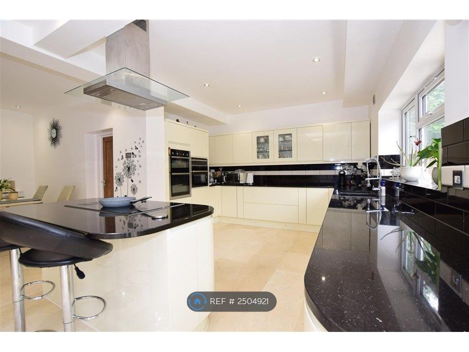 Property photo 3 of 8 Kitchen