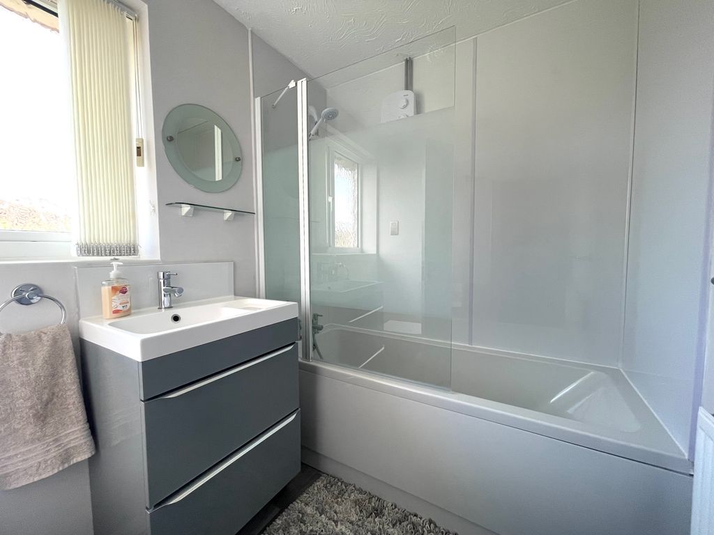 Property photo 2 of 6 Bathroom