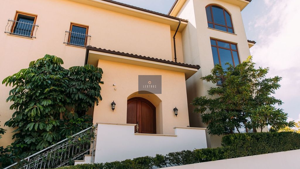 Property photo 2 of 50