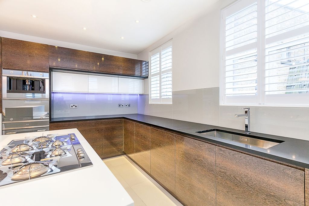 Property photo 3 of 9 Kitchen