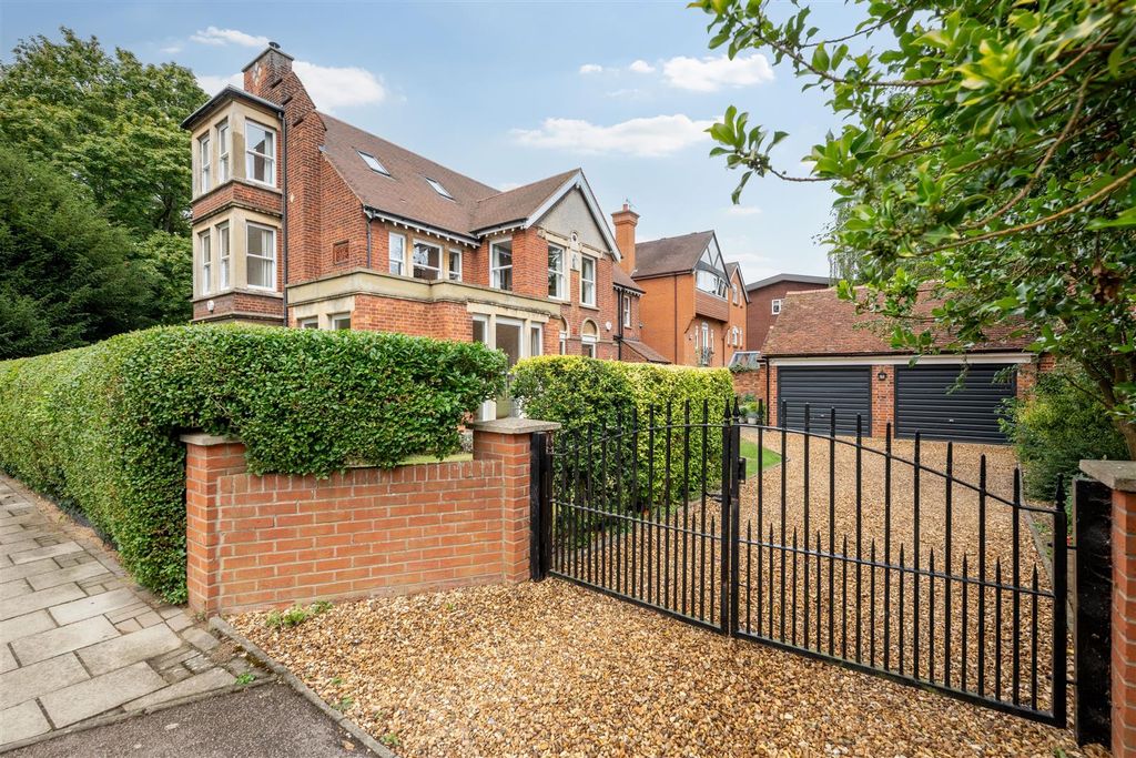 Property photo 2 of 42 250801 - 26 Park Avenue, Bedford - 01.Jpg