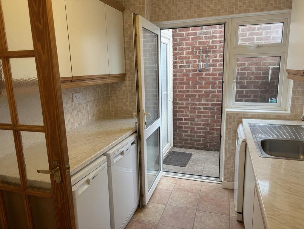 Property photo 3 of 10 Kitchen