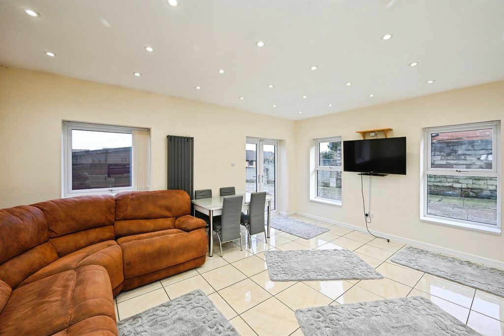 Property photo 3 of 32