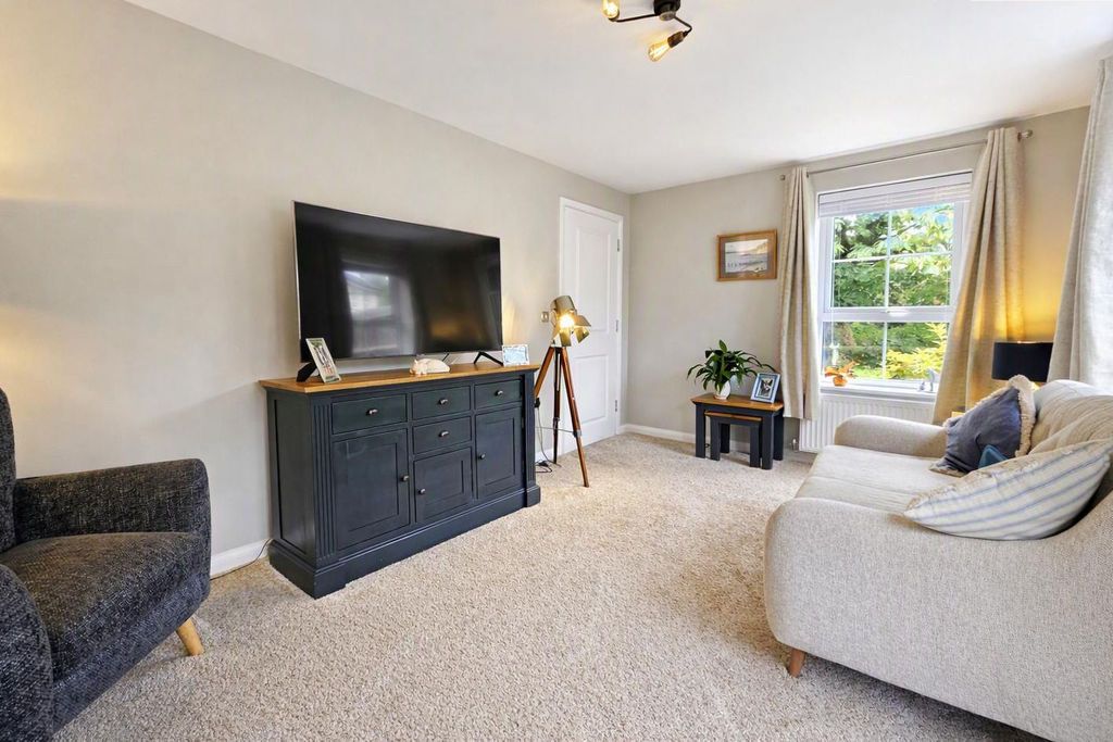Property photo 3 of 20 Lounge
