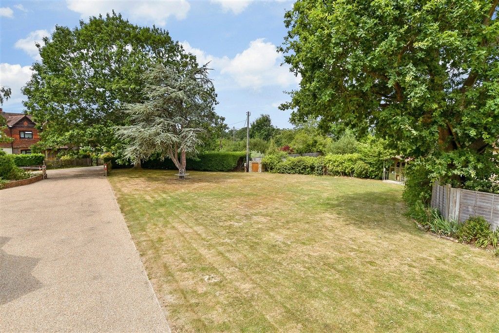 Property photo 1 of 21 Front Garden