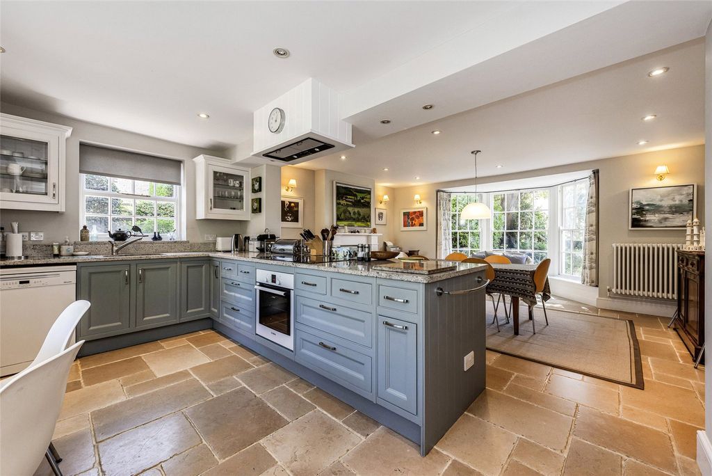 Property photo 3 of 16 Kitchen/Breakfast Rm