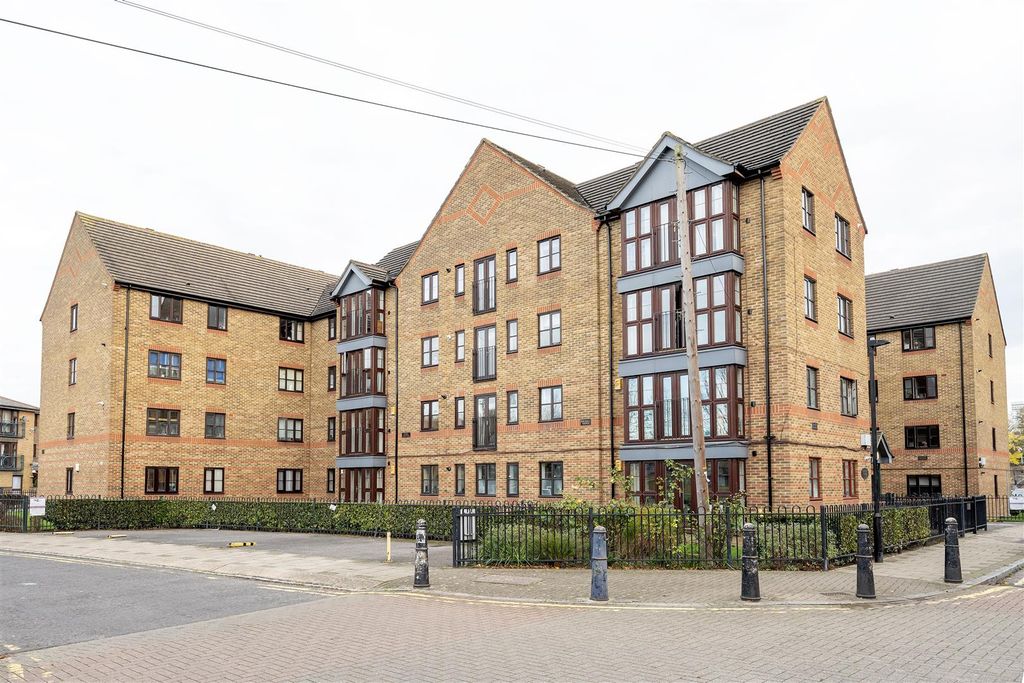 Property photo 2 of 18 Bentley House, E3