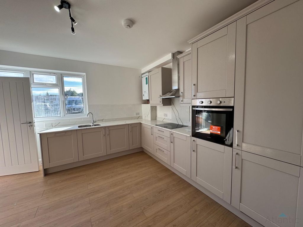 Property photo 1 of 5 Newly Refurbished 2 Bedroom Flat