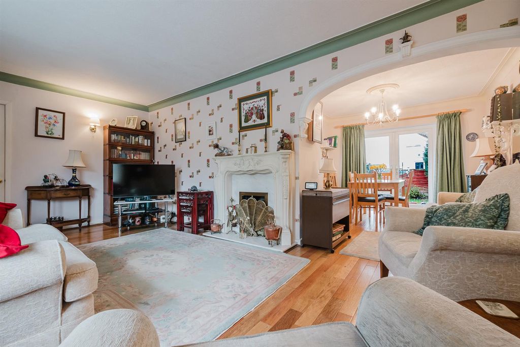 Property photo 2 of 37 Lounge