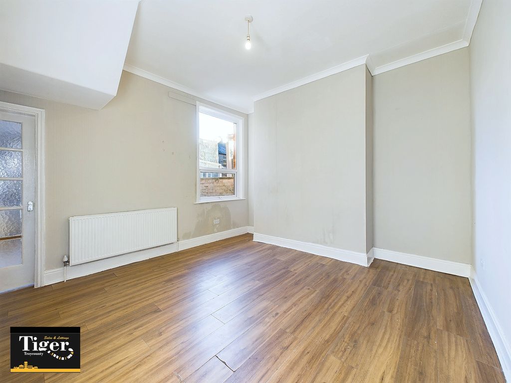 Property photo 3 of 10 Cam03440G0-Pr0221-Still003