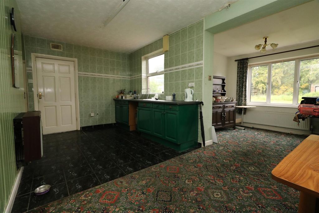 Property photo 3 of 11 Kitchen