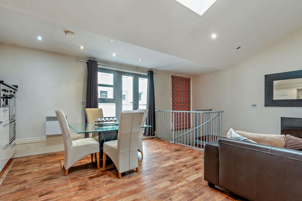 Property photo 3 of 15 8663207-Interior09-800.Jpg