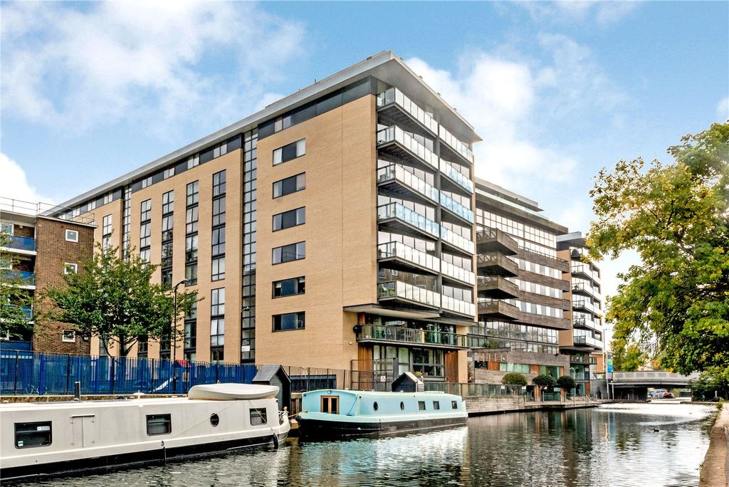 Property photo 2 of 25 External Canal