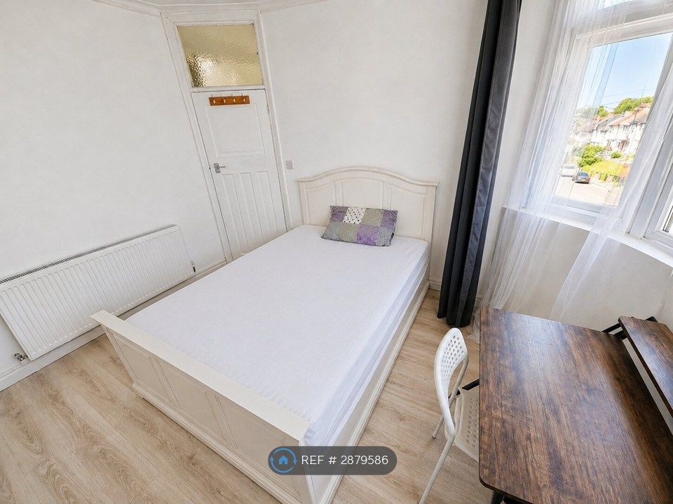 Property photo 3 of 17 Room 1 - Bed Area