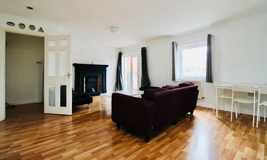 Property photo 3 of 11 Living Room