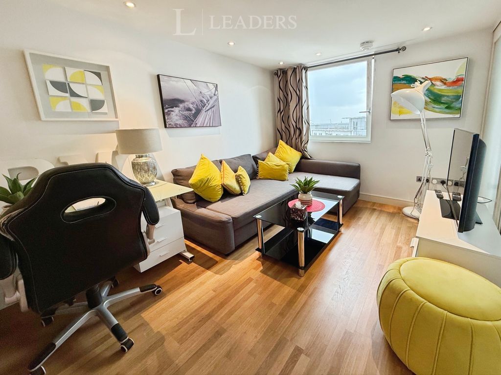 Property photo 1 of 8 1 Lounge