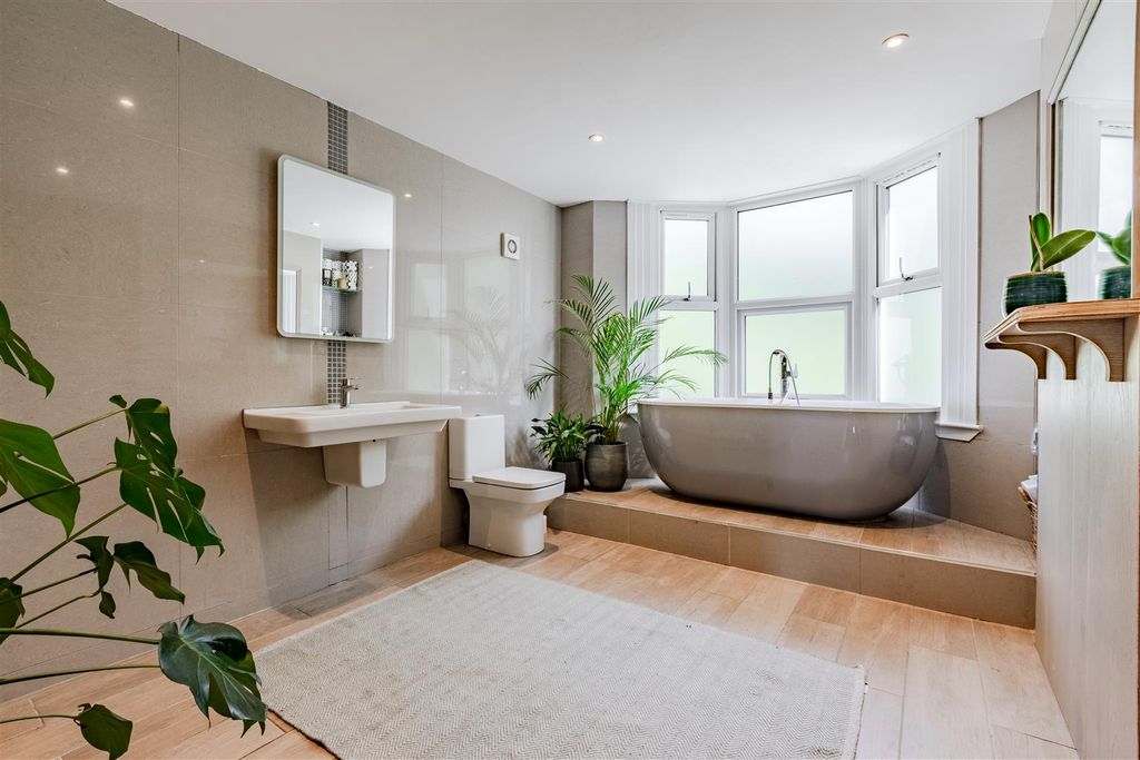 Property photo 2 of 16 Bathroom