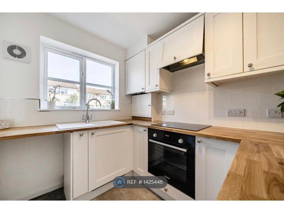 Property photo 3 of 14 New Bosch Oven & Induction Hob