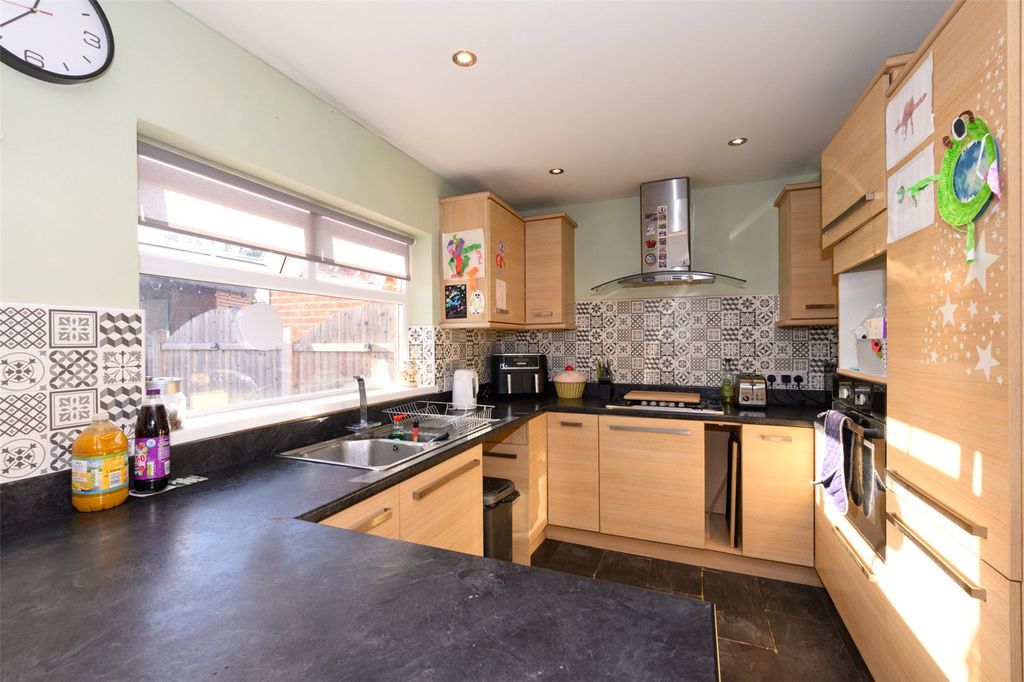 Property photo 2 of 11 Dining Kitchen