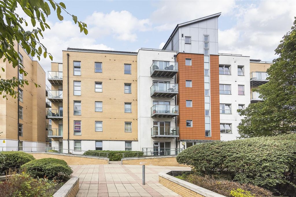 Property photo 1 of 17 Queen Mary Avenue, E18