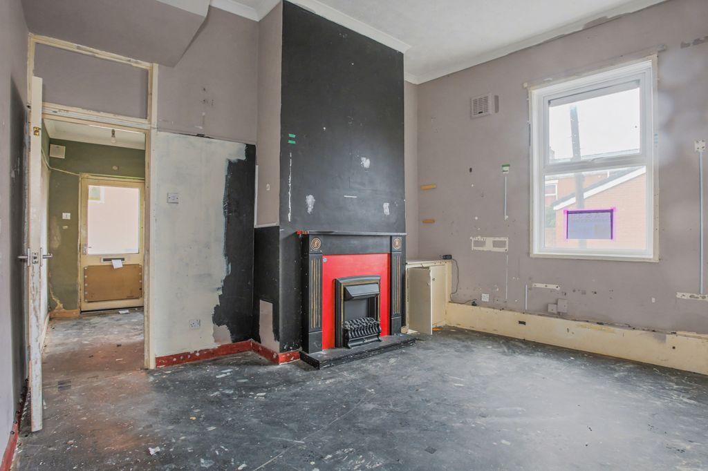 Property photo 2 of 17 33A Charnock Street, Preston, Lancashire, Pr1 6Dr