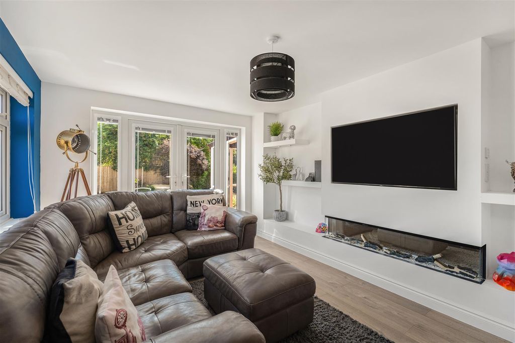 Property photo 2 of 23 8 Briar Close, Banbury-5.Jpg