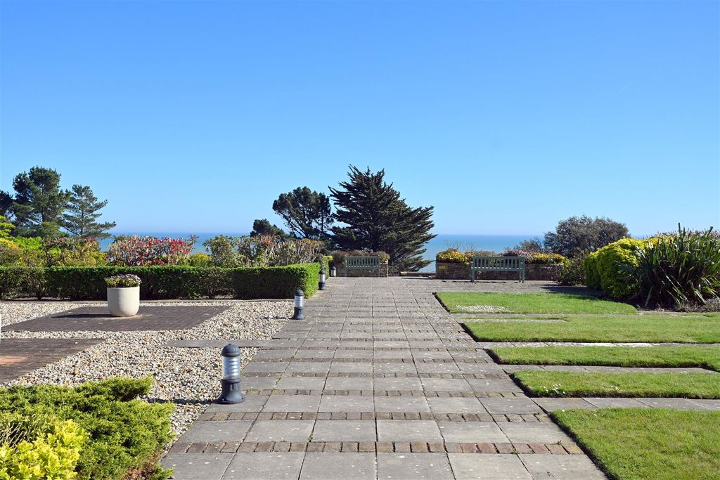 Property photo 3 of 17 Communal Gardens
