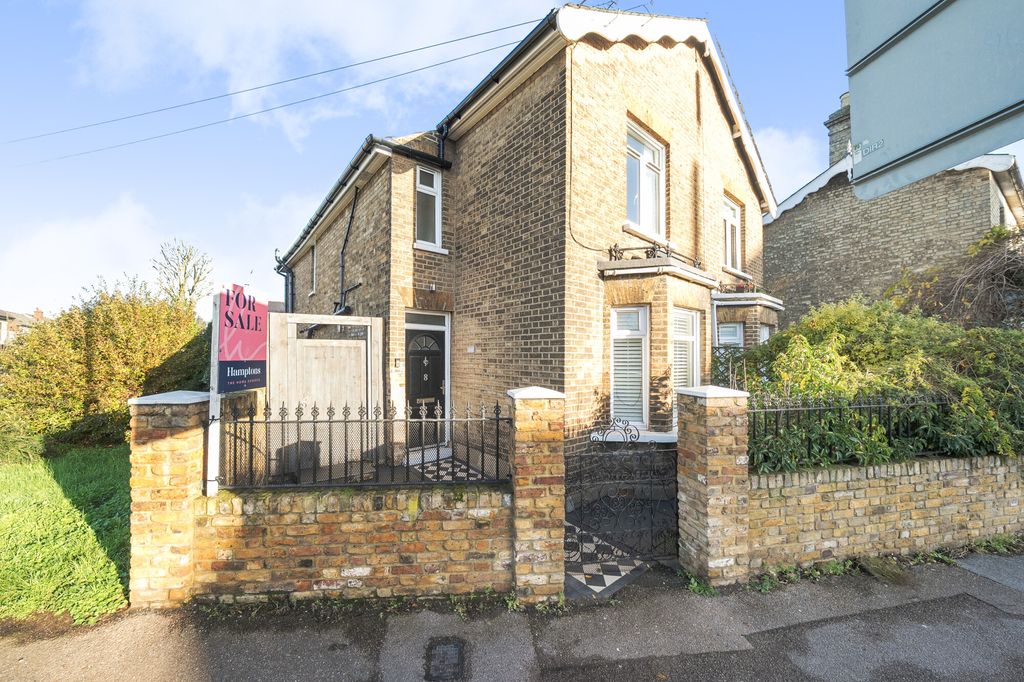 Property photo 1 of 16 External - Front Aspect