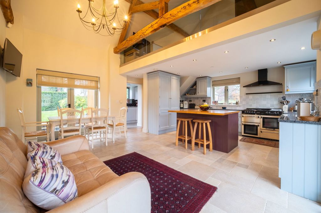 Property photo 2 of 39