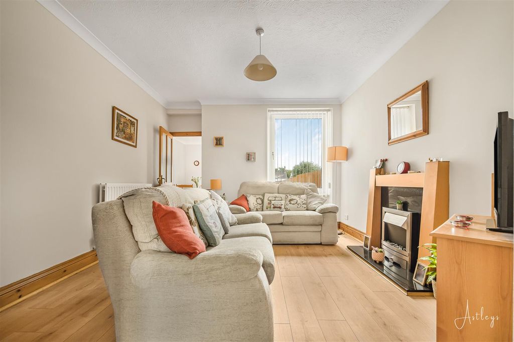 Property photo 3 of 23 Lounge