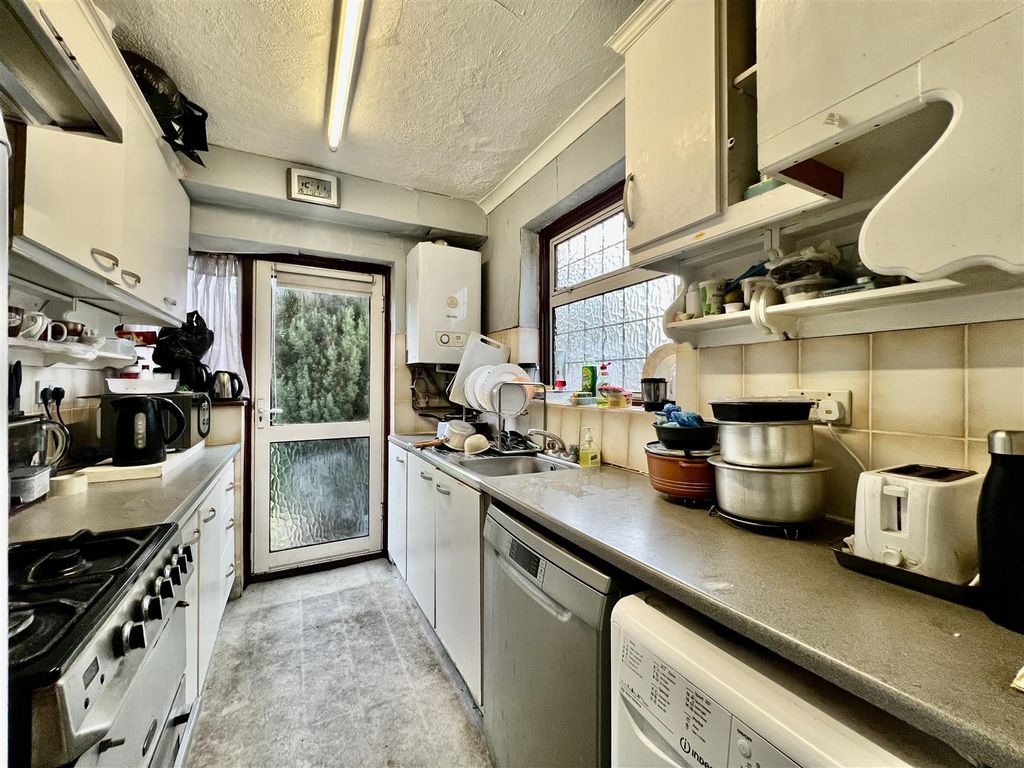 Property photo 3 of 8 Kitchen