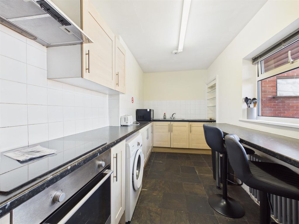Property photo 3 of 10 Kitchen