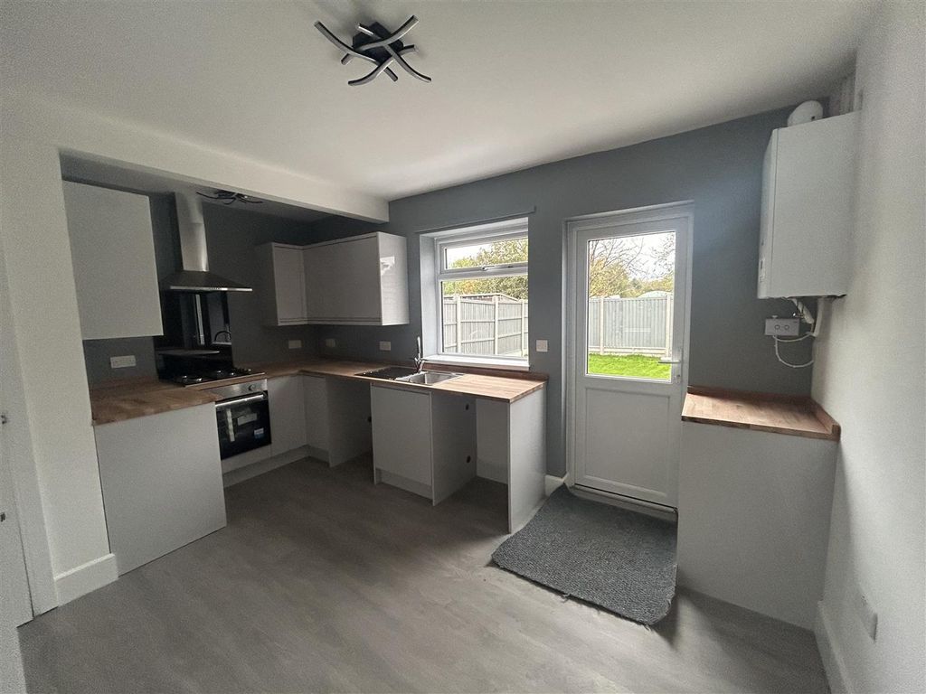 Property photo 2 of 8 Kitchen (2).Jpg