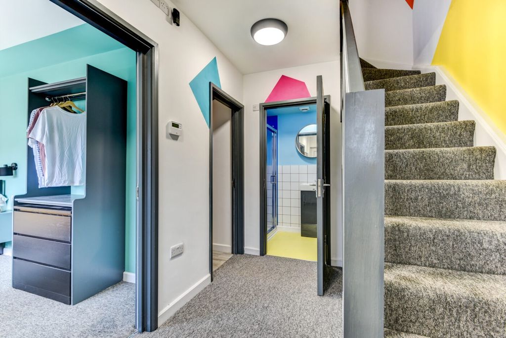 Property photo 1 of 5 Bright, Freshly Decorated Communal Hallway With Ca...