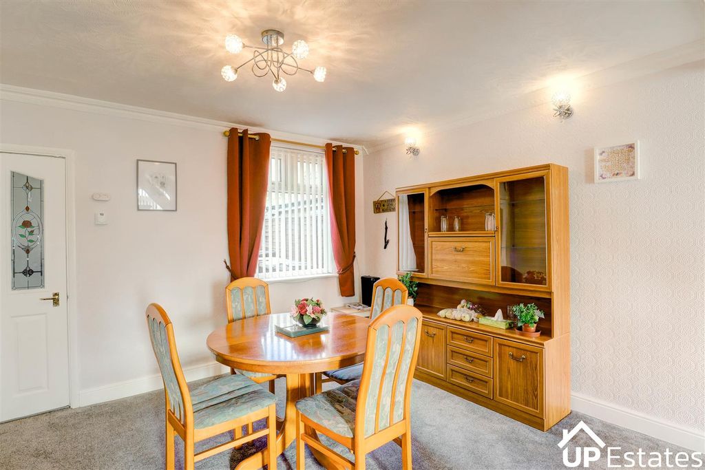 Property photo 3 of 14 Living/ Dining Room