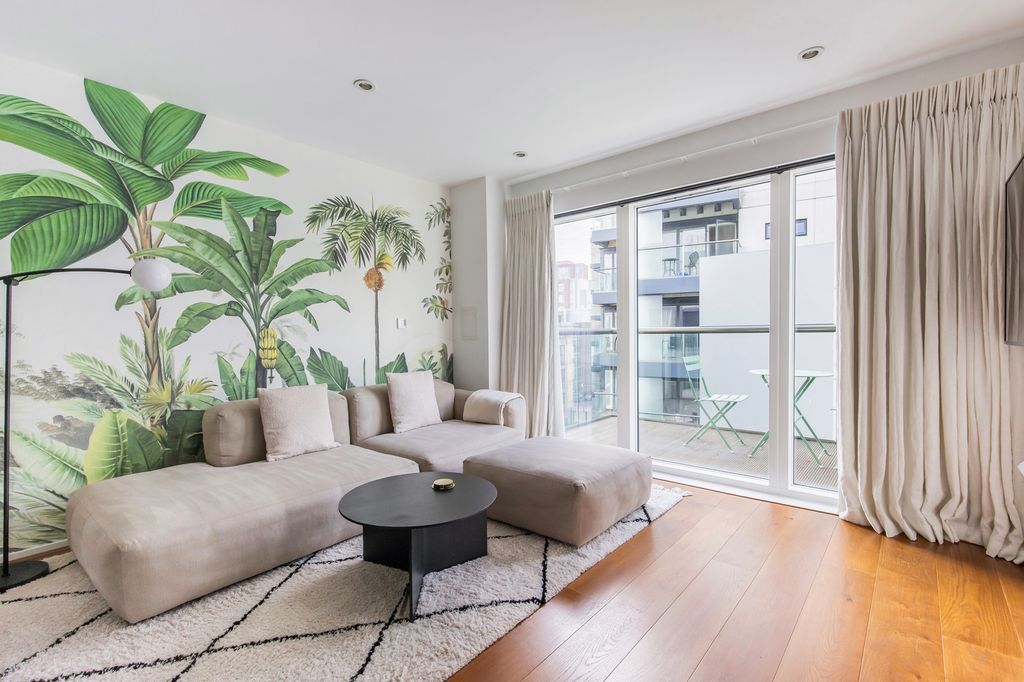 Property photo 1 of 26 Living Room