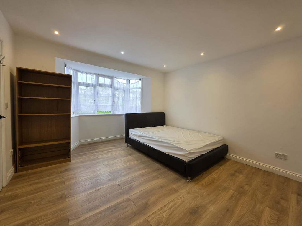 Property photo 3 of 9 Bedroom