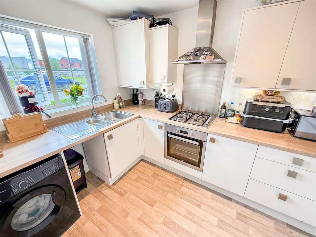Property photo 3 of 10 Kitchen