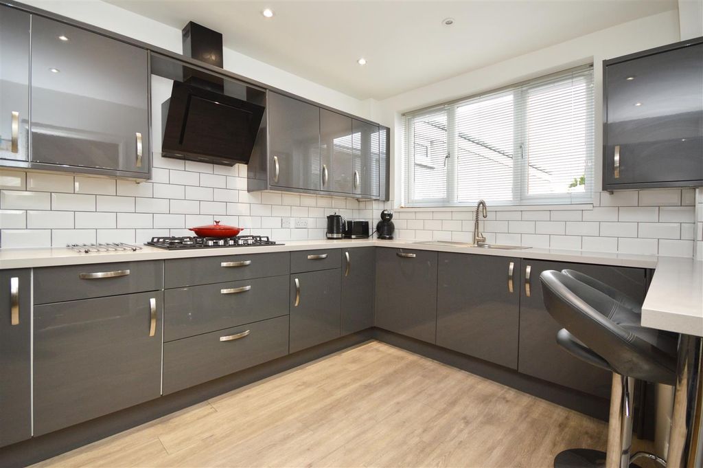 Property photo 3 of 14 Kitchen