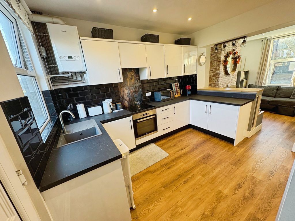 Property photo 3 of 16 Kitchen