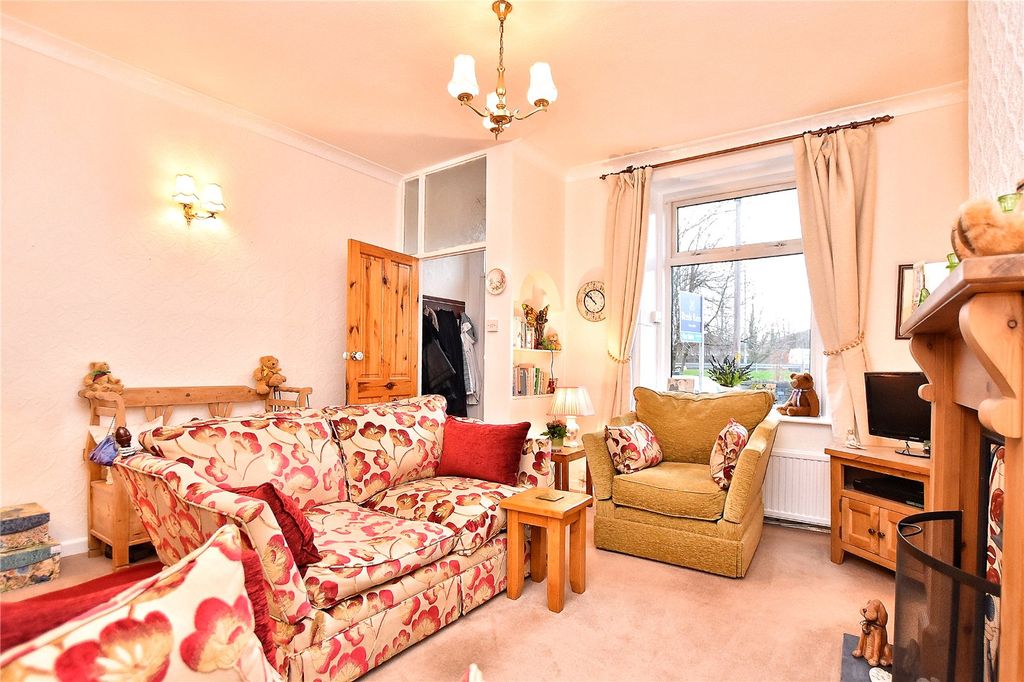 Property photo 3 of 14 Lounge