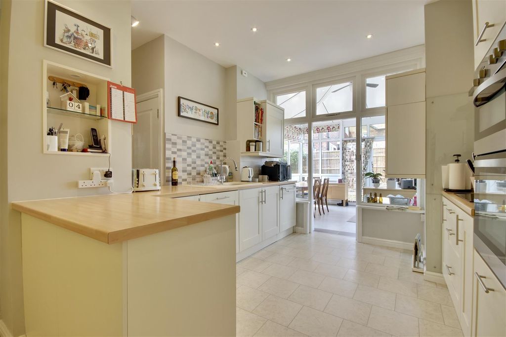 Property photo 3 of 21 Kitchen