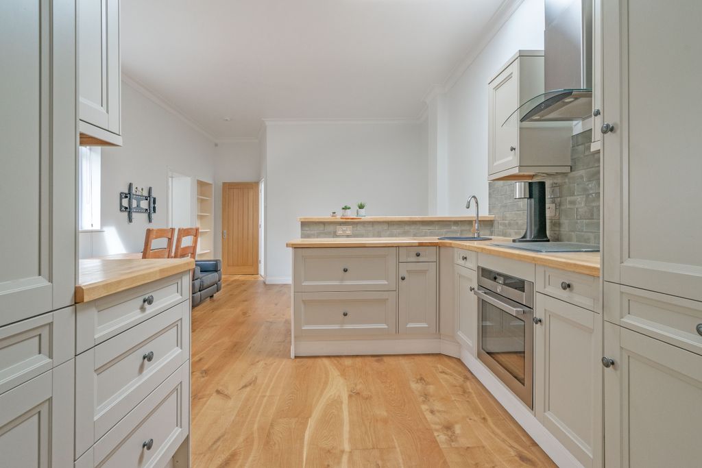 Property photo 3 of 11 Kitchen