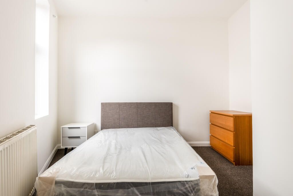 Property photo 2 of 11 Bright And Clean Double Bedroom Featuring A Comfor...