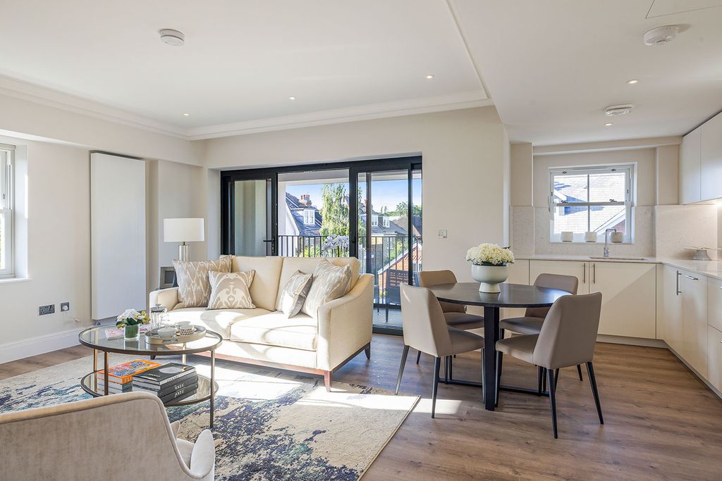 Property photo 1 of 9 Openplan Kitchen, di