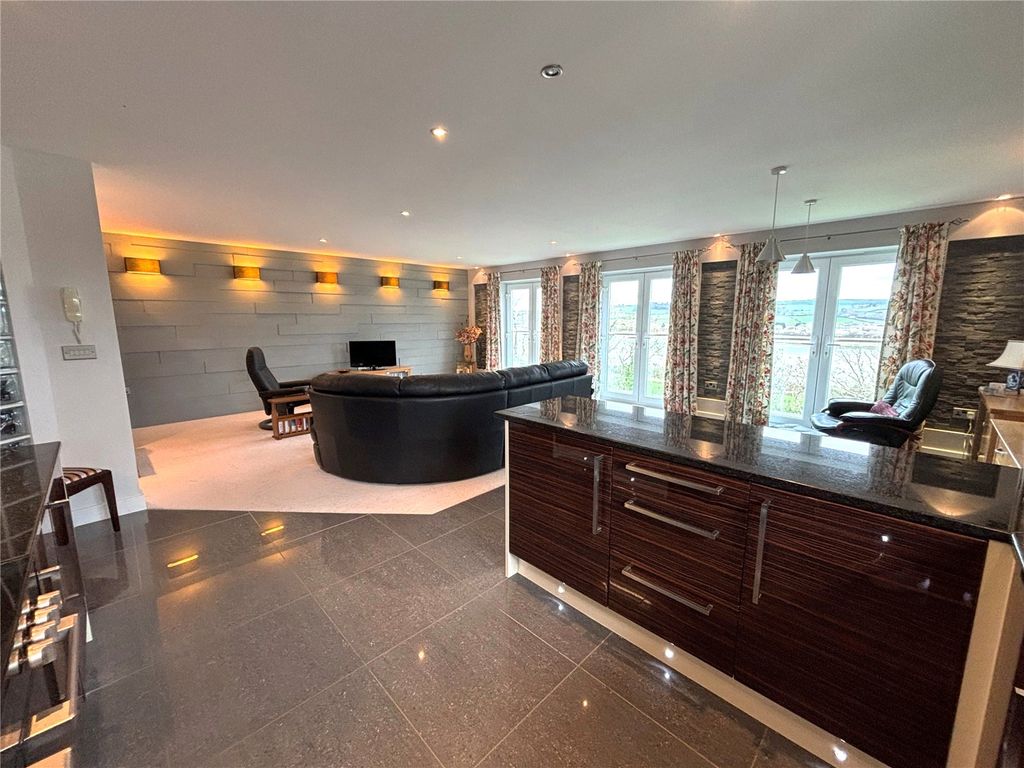 Property photo 2 of 15 Picture No. 17